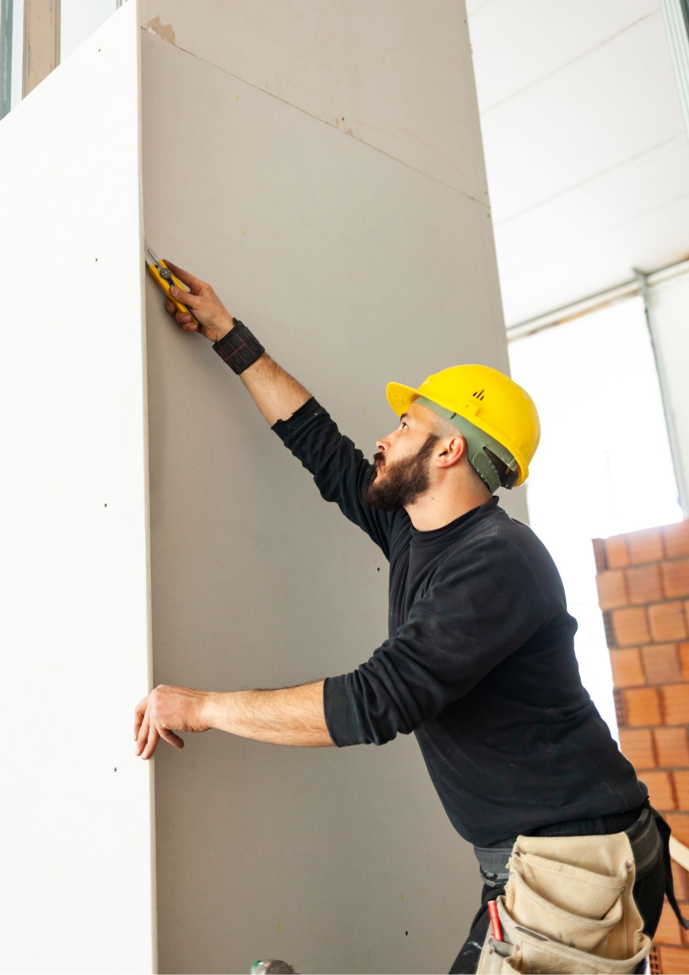 Builder cutting plasterboard